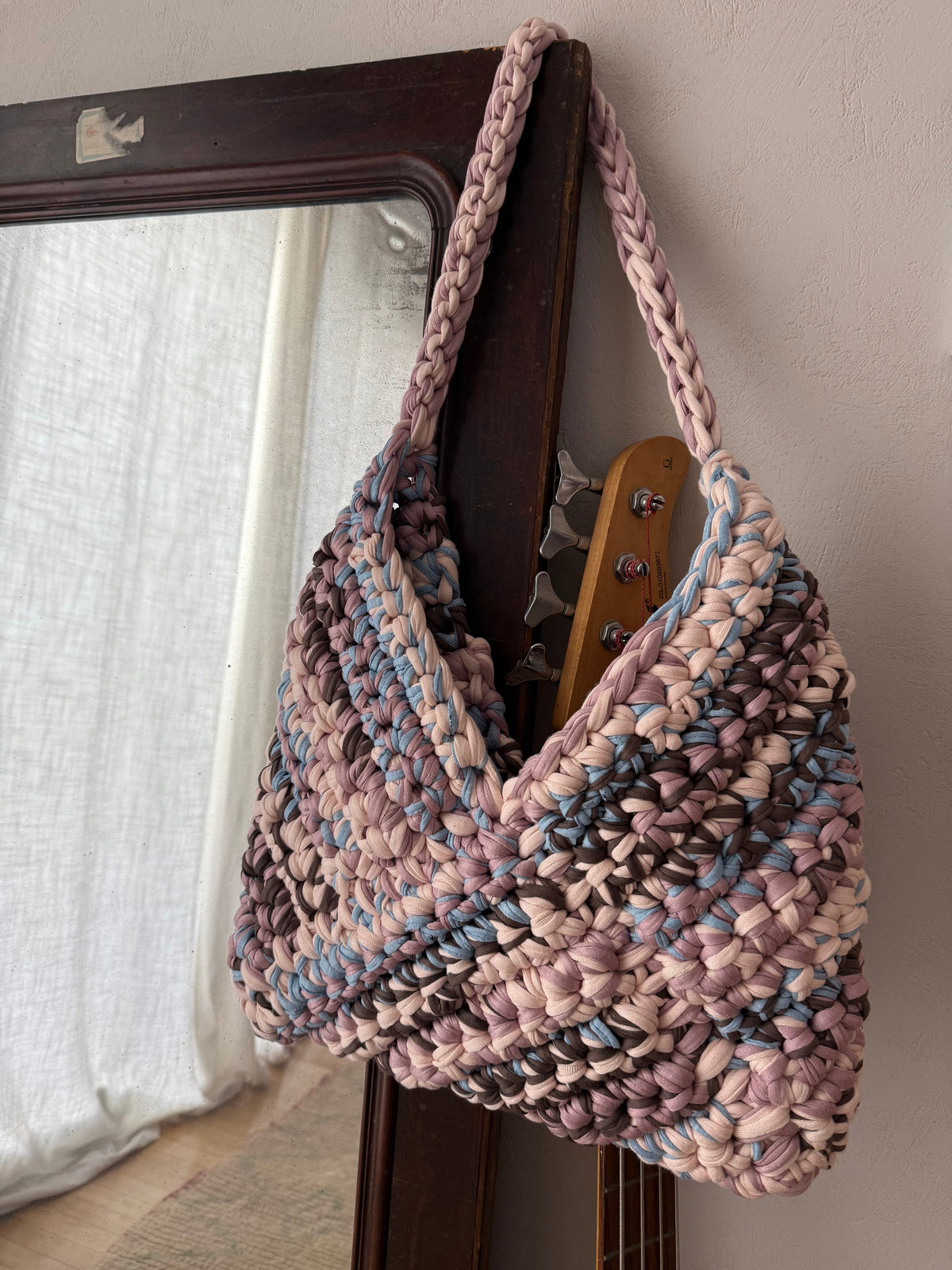 Mini sac hobo en crochet triangle bag rose pâle, mauve, chocolat et bleu ciel avec longue anse tressée, fait main en coton recyclé