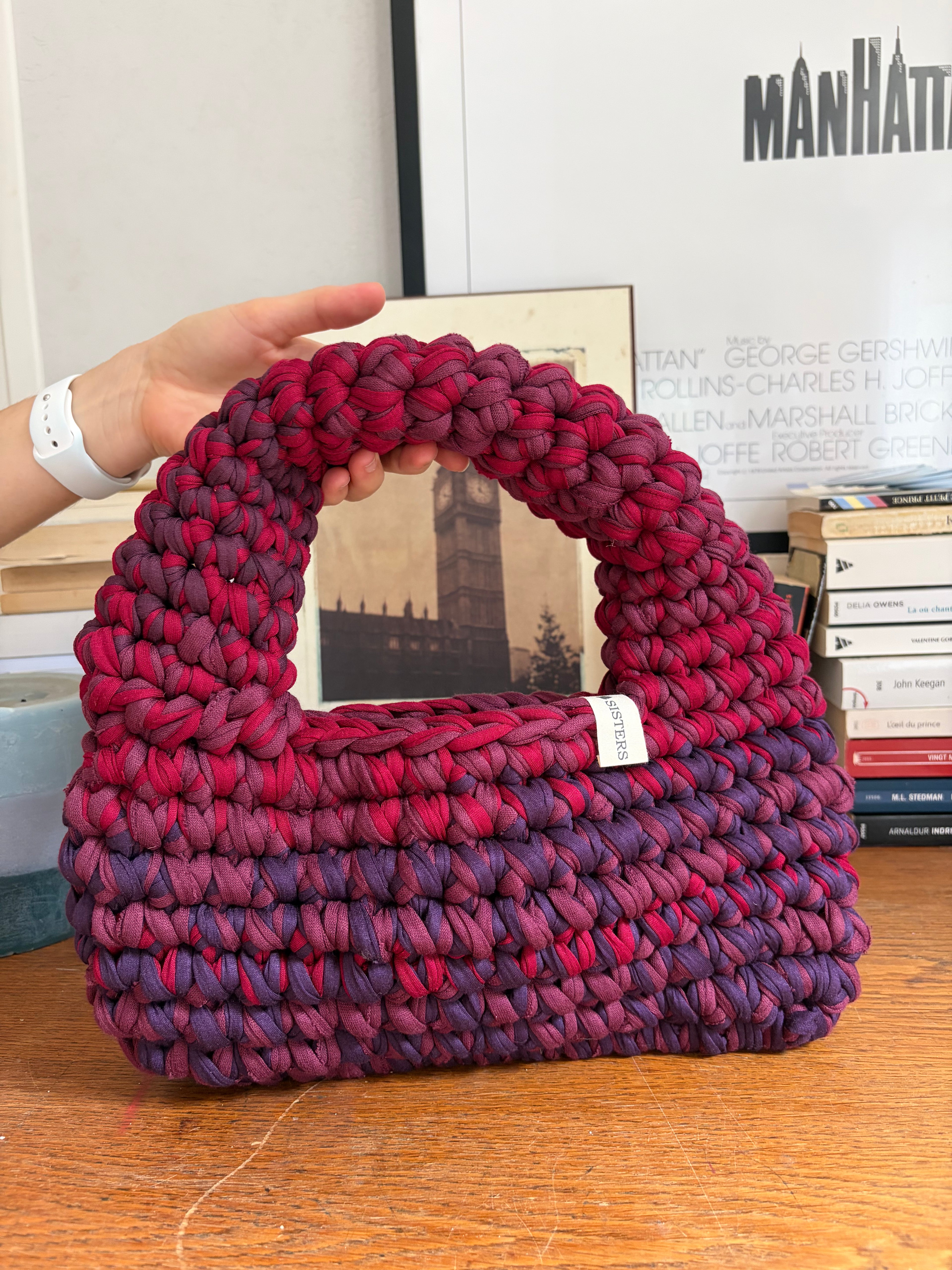 Sac à main en crochet framboise, prune et violet avec grosse anse arrondie, fait main en coton recyclé