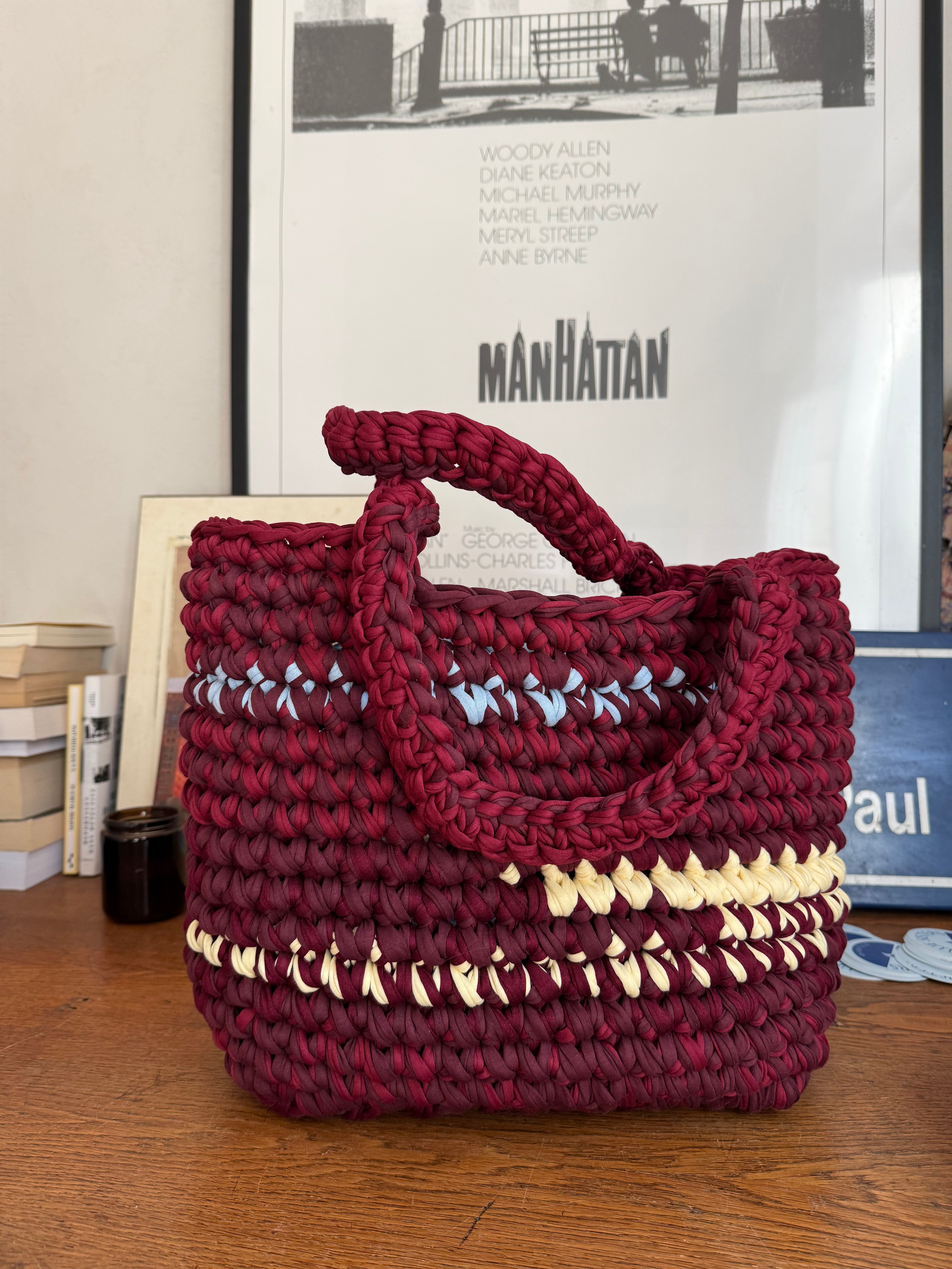 Sac cabas en crochet bordeaux, lie de vin, jaune et bleu pâle avec deux anses tressées, fait main en coton recyclé