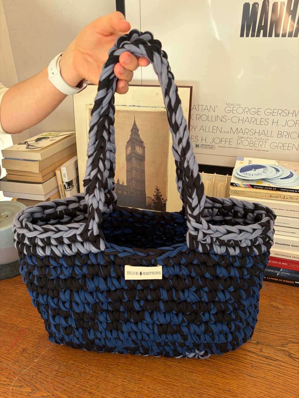 Grand sac cabas en crochet bleu marine et noir avec bord et anses bleu-gris, fait main en coton recyclé