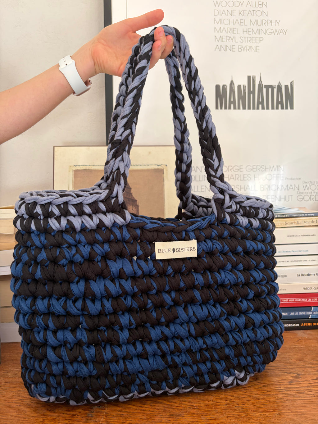 Grand sac cabas en crochet bleu marine et noir avec bord et anses bleu-gris, fait main en coton recyclé