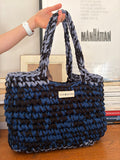 Grand sac cabas en crochet bleu marine et noir avec bord et anses bleu-gris, fait main en coton recyclé