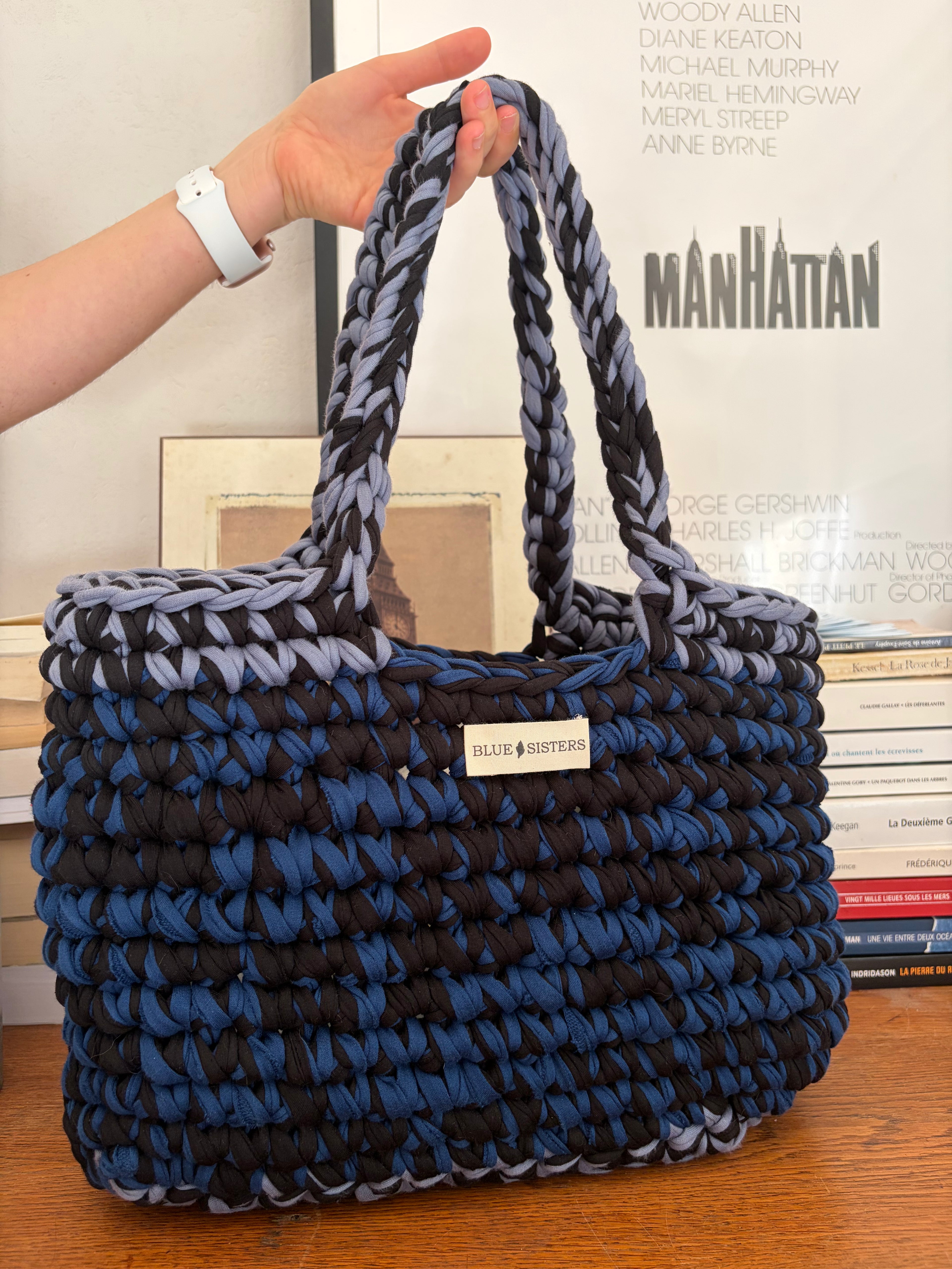 Grand sac cabas en crochet bleu marine et noir avec bord et anses bleu-gris, fait main en coton recyclé