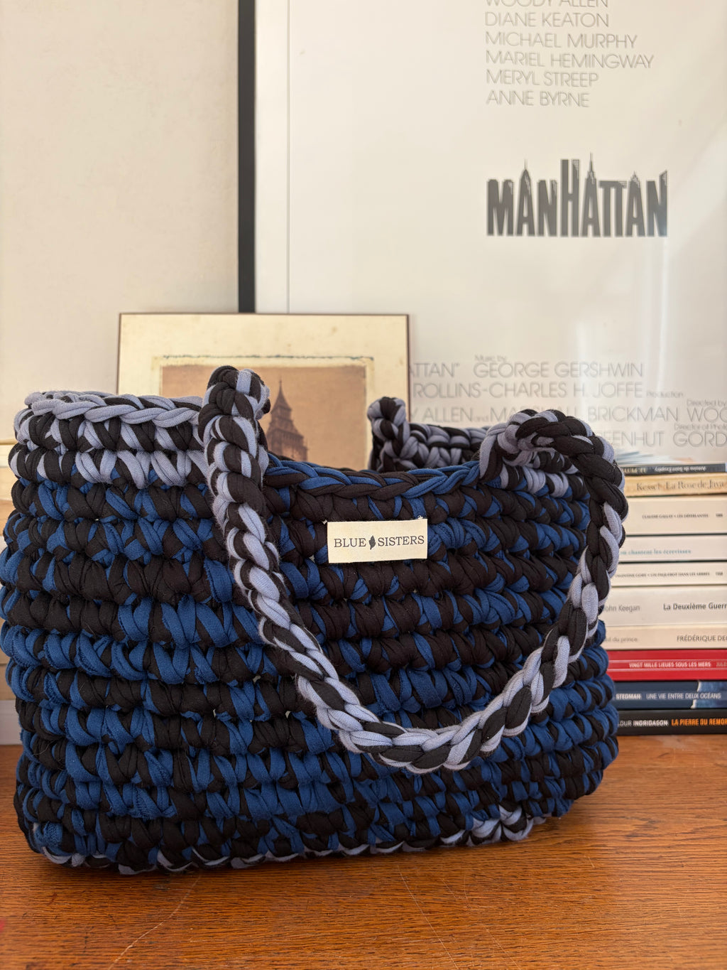 Grand sac cabas en crochet bleu marine et noir avec bord et anses bleu-gris, fait main en coton recyclé
