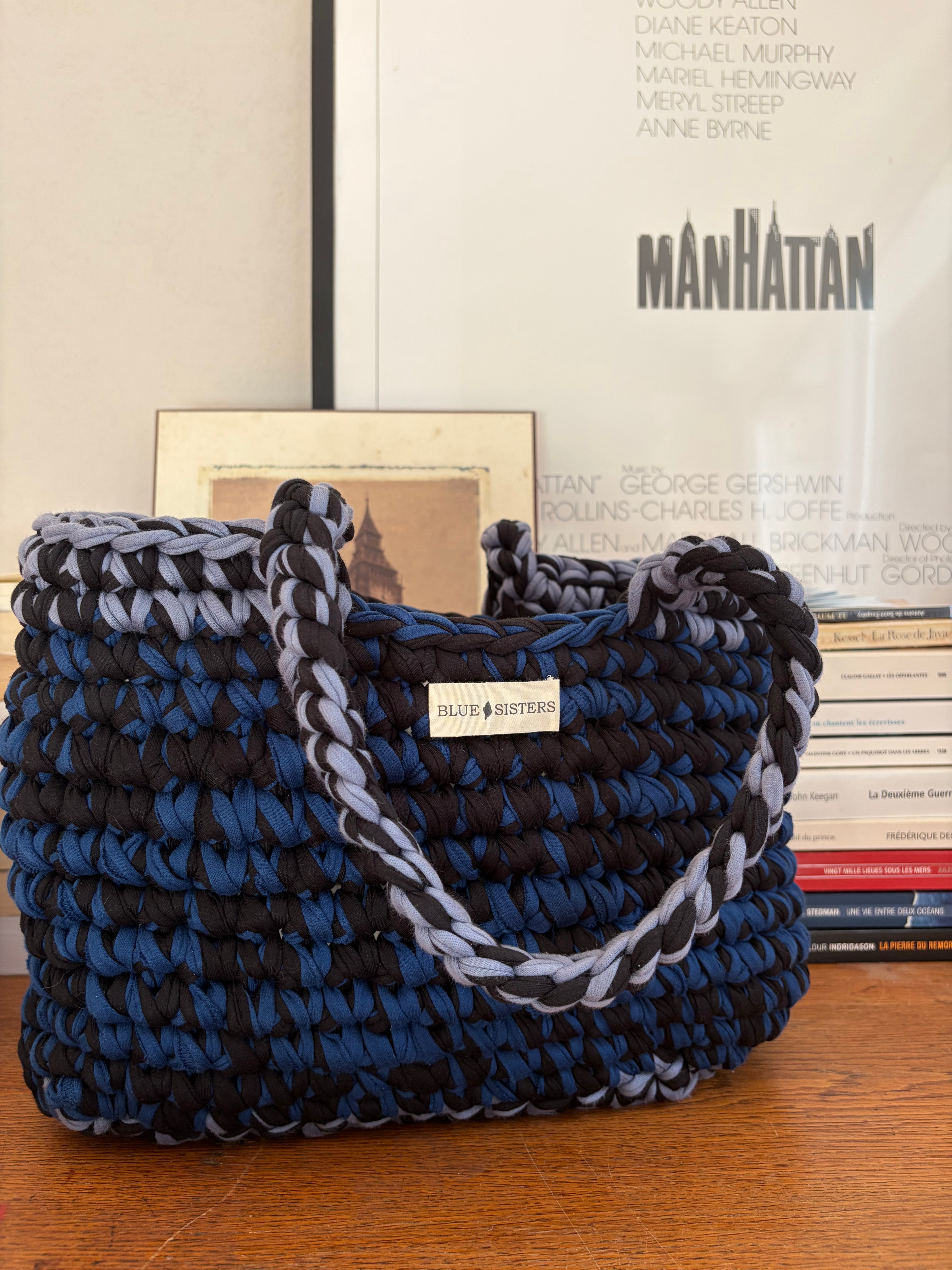 Grand sac cabas en crochet bleu marine et noir avec bord et anses bleu-gris, fait main en coton recyclé