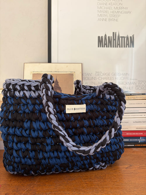 Grand sac cabas en crochet bleu marine et noir avec bord et anses bleu-gris, fait main en coton recyclé
