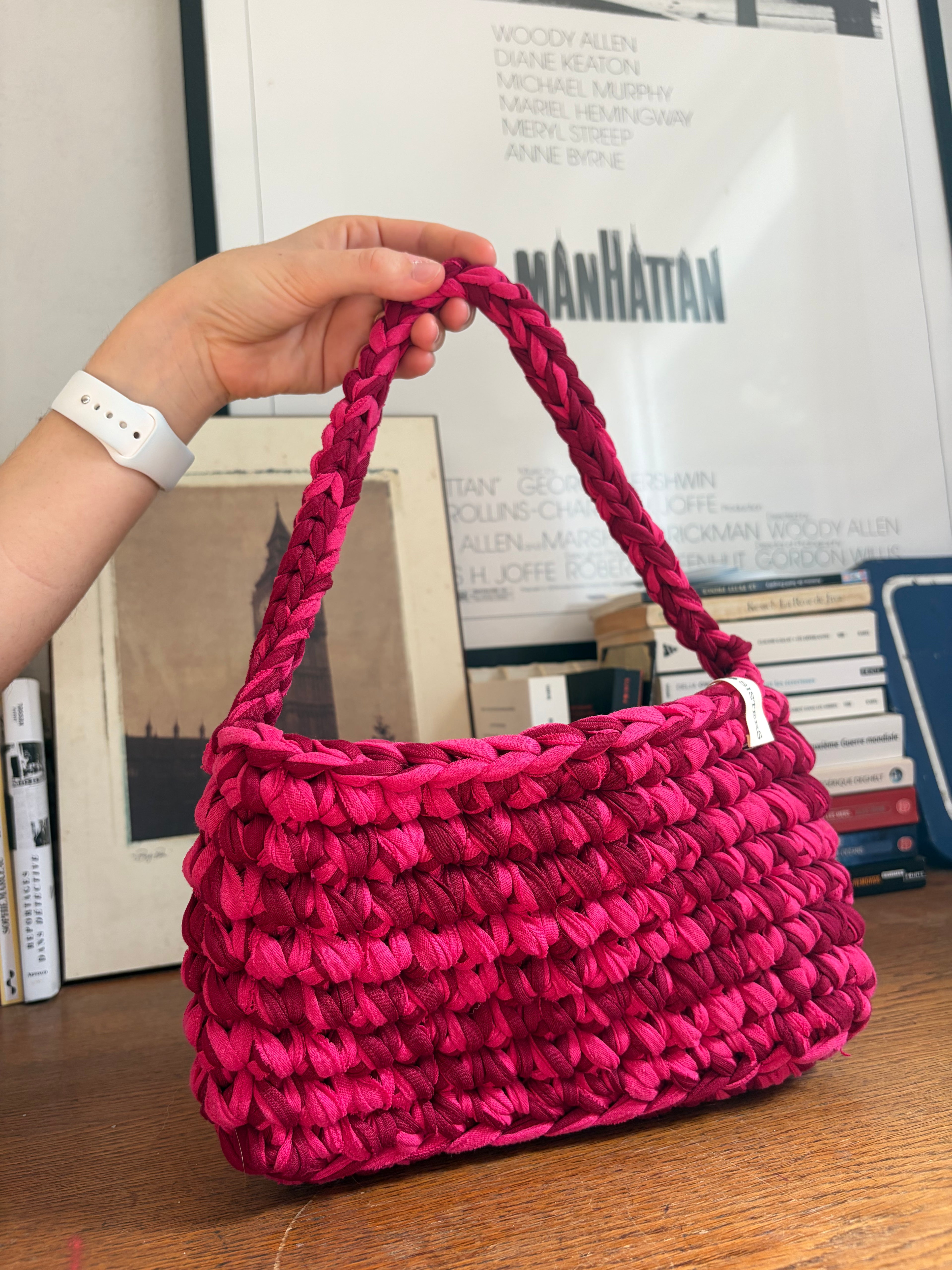 Petit sac épaule en crochet fuchsia et bordeaux avec anse tressée, fait main en coton recyclé