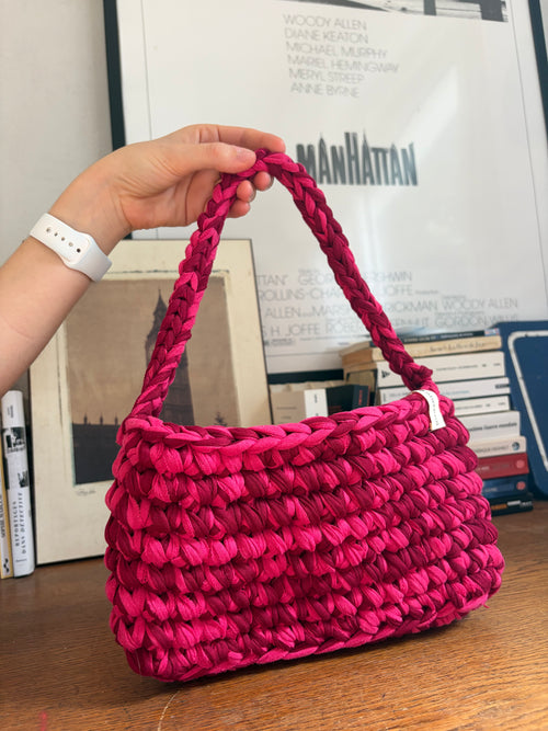Petit sac épaule en crochet fuchsia et bordeaux avec anse tressée, fait main en coton recyclé