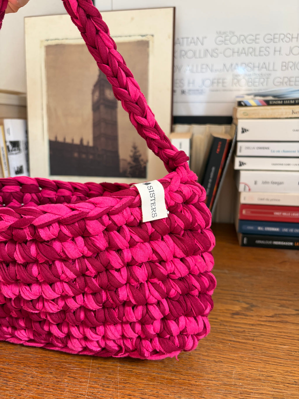 Petit sac épaule en crochet fuchsia et bordeaux avec anse tressée, fait main en coton recyclé