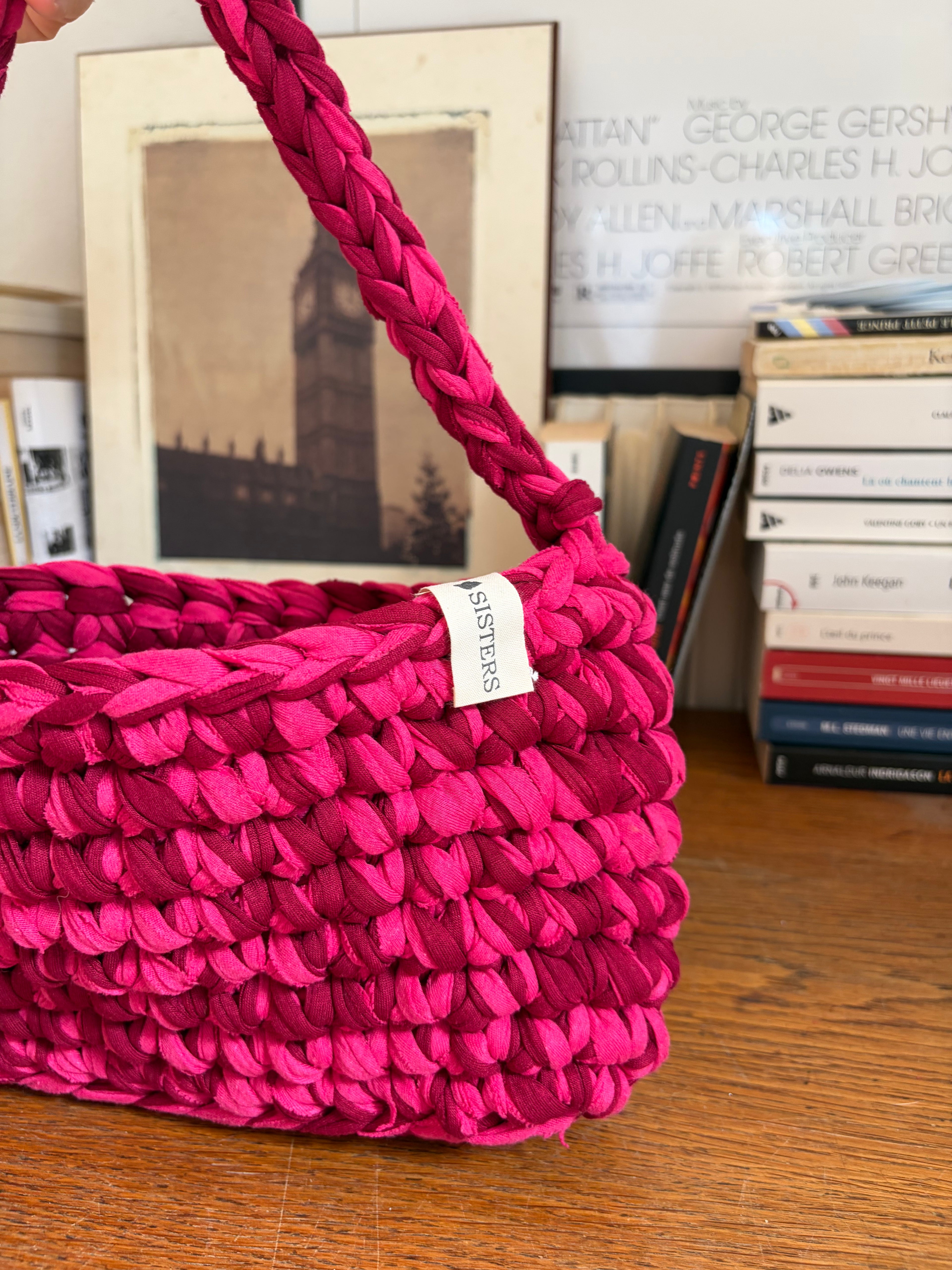 Petit sac épaule en crochet fuchsia et bordeaux avec anse tressée, fait main en coton recyclé