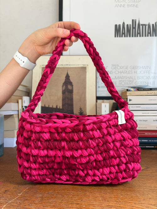 Petit sac épaule en crochet fuchsia et bordeaux avec anse tressée, fait main en coton recyclé