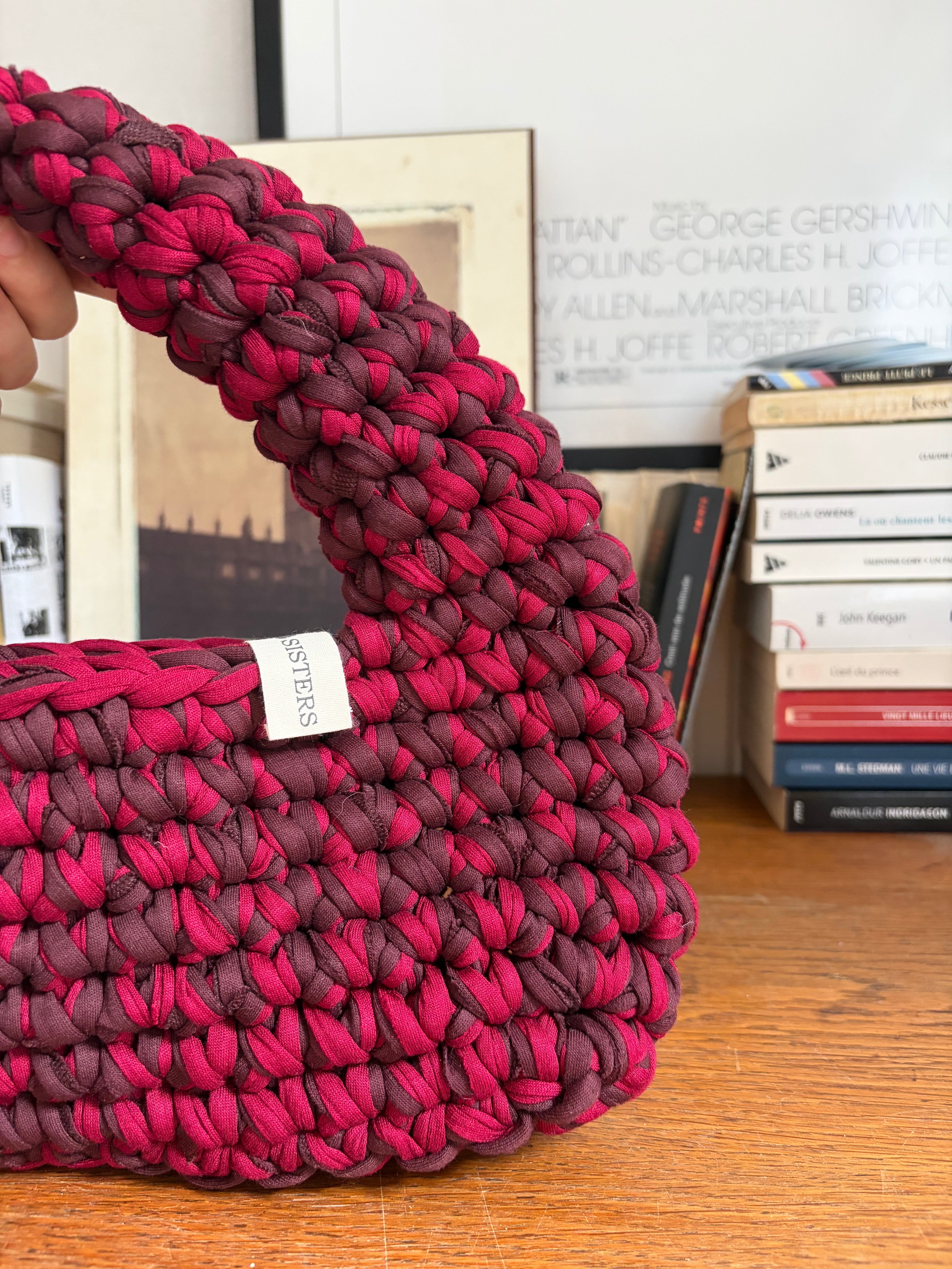 Sac à main en crochet rouge cerise et bordeaux foncé avec grosse anse arrondie, fait main en coton recyclé