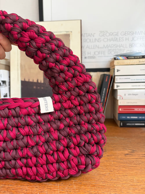 Sac à main en crochet rouge cerise et bordeaux foncé avec grosse anse arrondie, fait main en coton recyclé