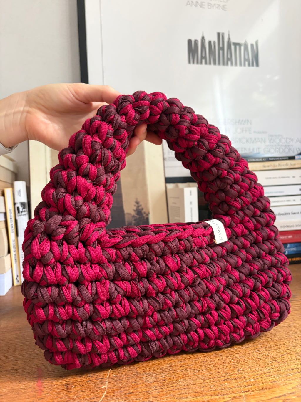 Sac à main en crochet rouge cerise et bordeaux foncé avec grosse anse arrondie, fait main en coton recyclé