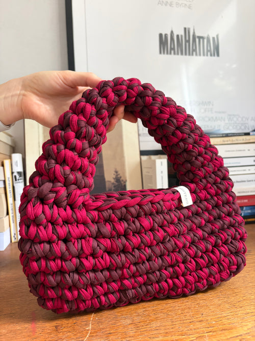 Sac à main en crochet rouge cerise et bordeaux foncé avec grosse anse arrondie, fait main en coton recyclé