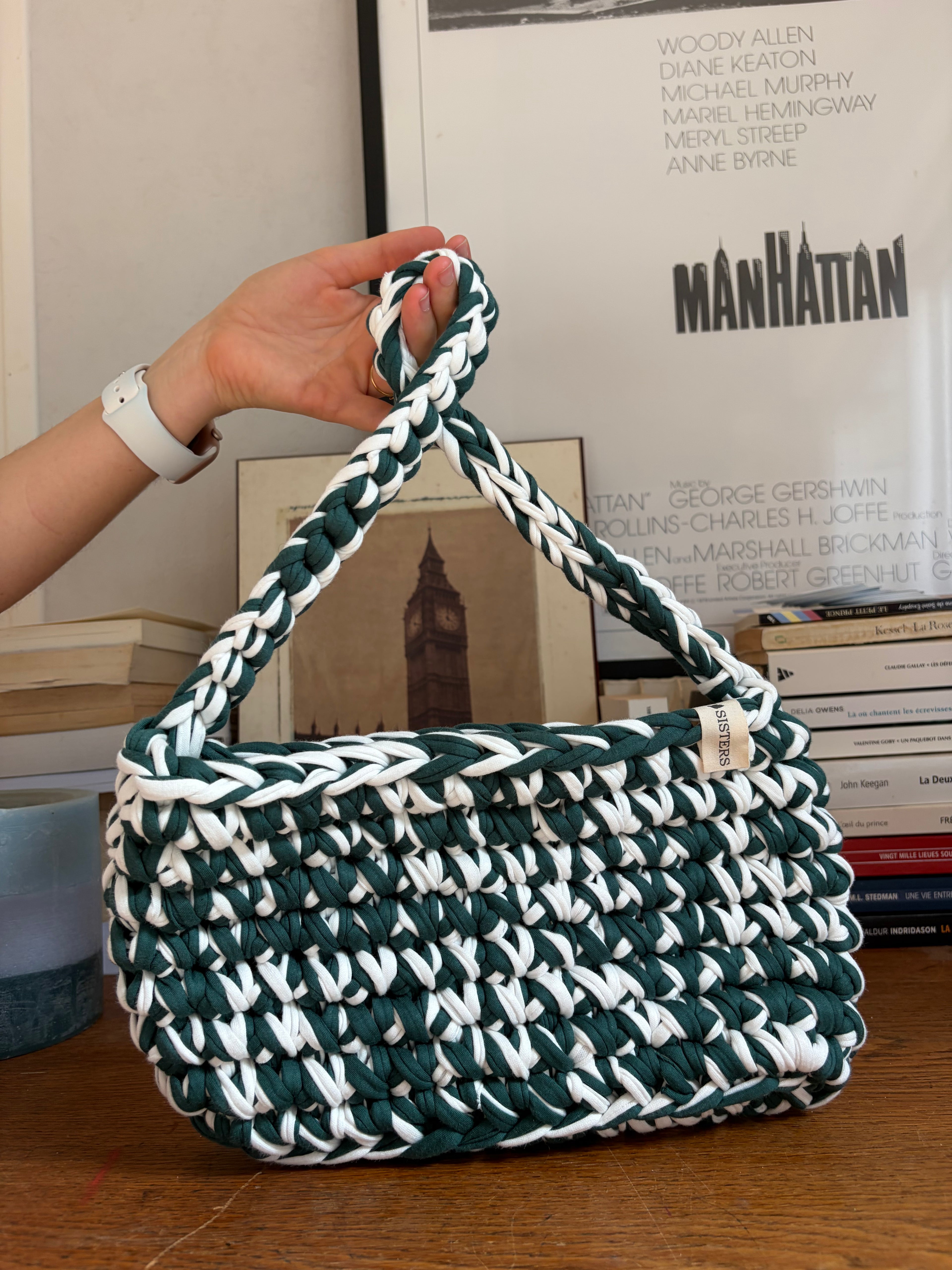 Sac épaule en crochet vert sapin et blanc avec anse tressée, fait main en coton recyclé