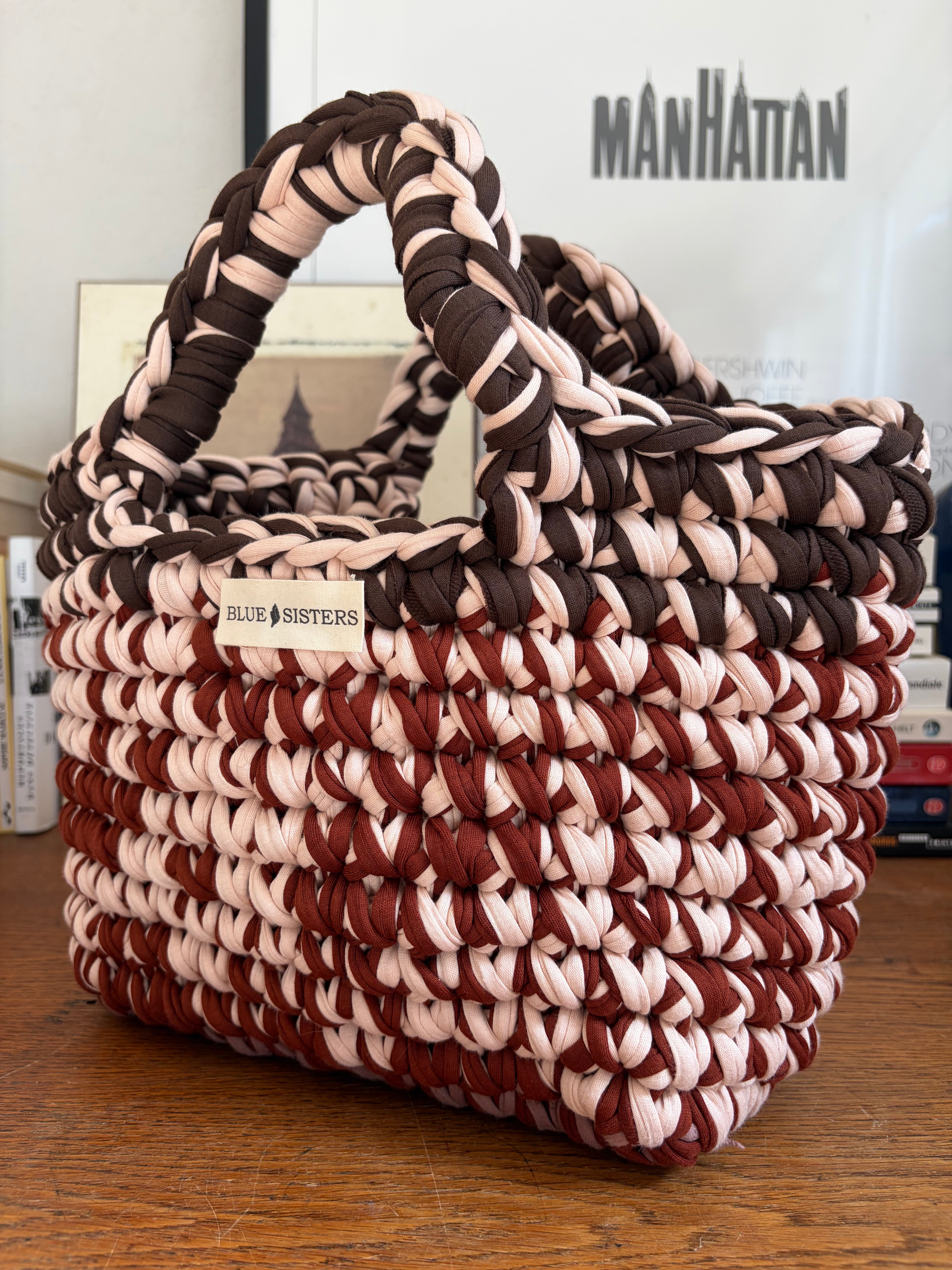 Mini sac cabas en crochet terracotta et rose pâle avec anses chocolat, fait main en coton recyclé