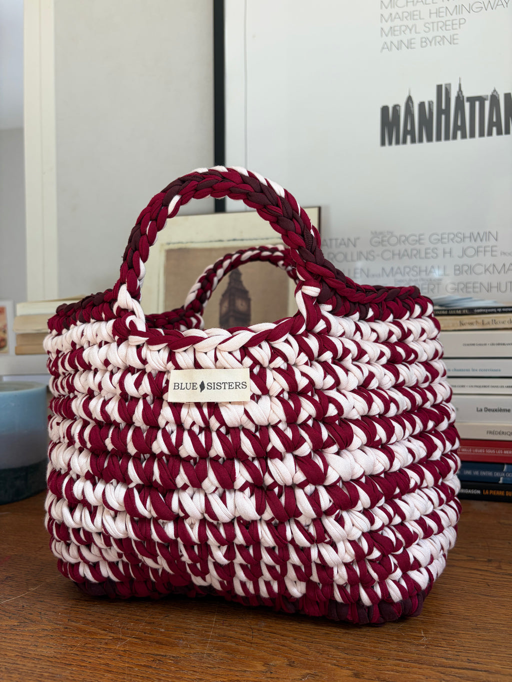 Mini sac cabas en crochet bordeaux et rose pâle avec deux anses tressées, fait main en coton recyclé