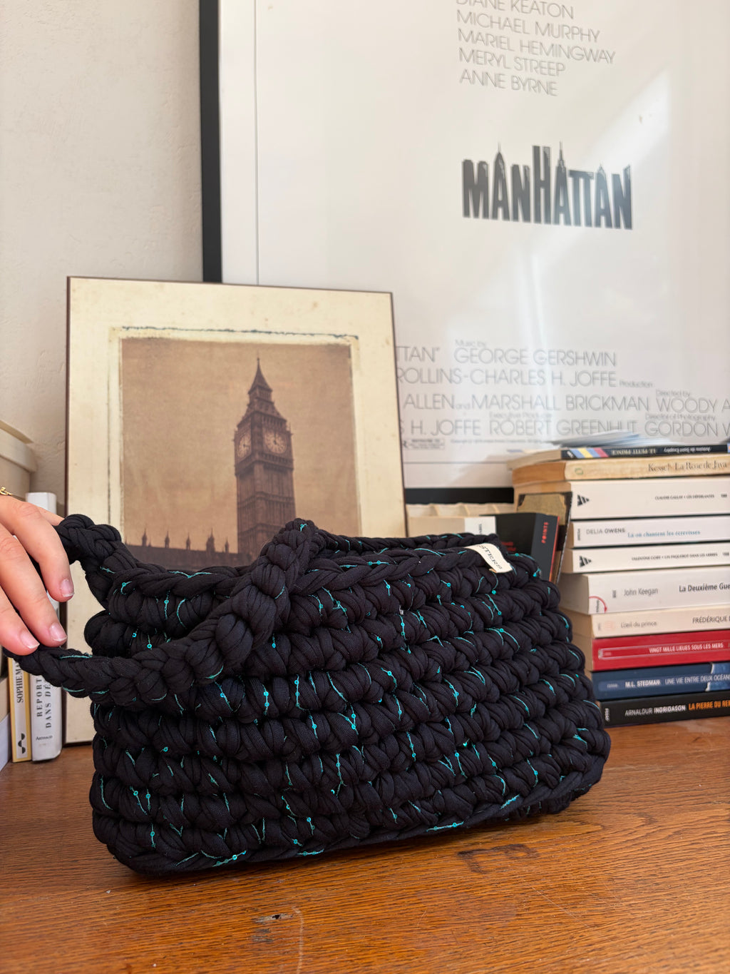 Mini sac en crochet noir bleuté avec des paillettes turquoise, fait main en coton recyclé