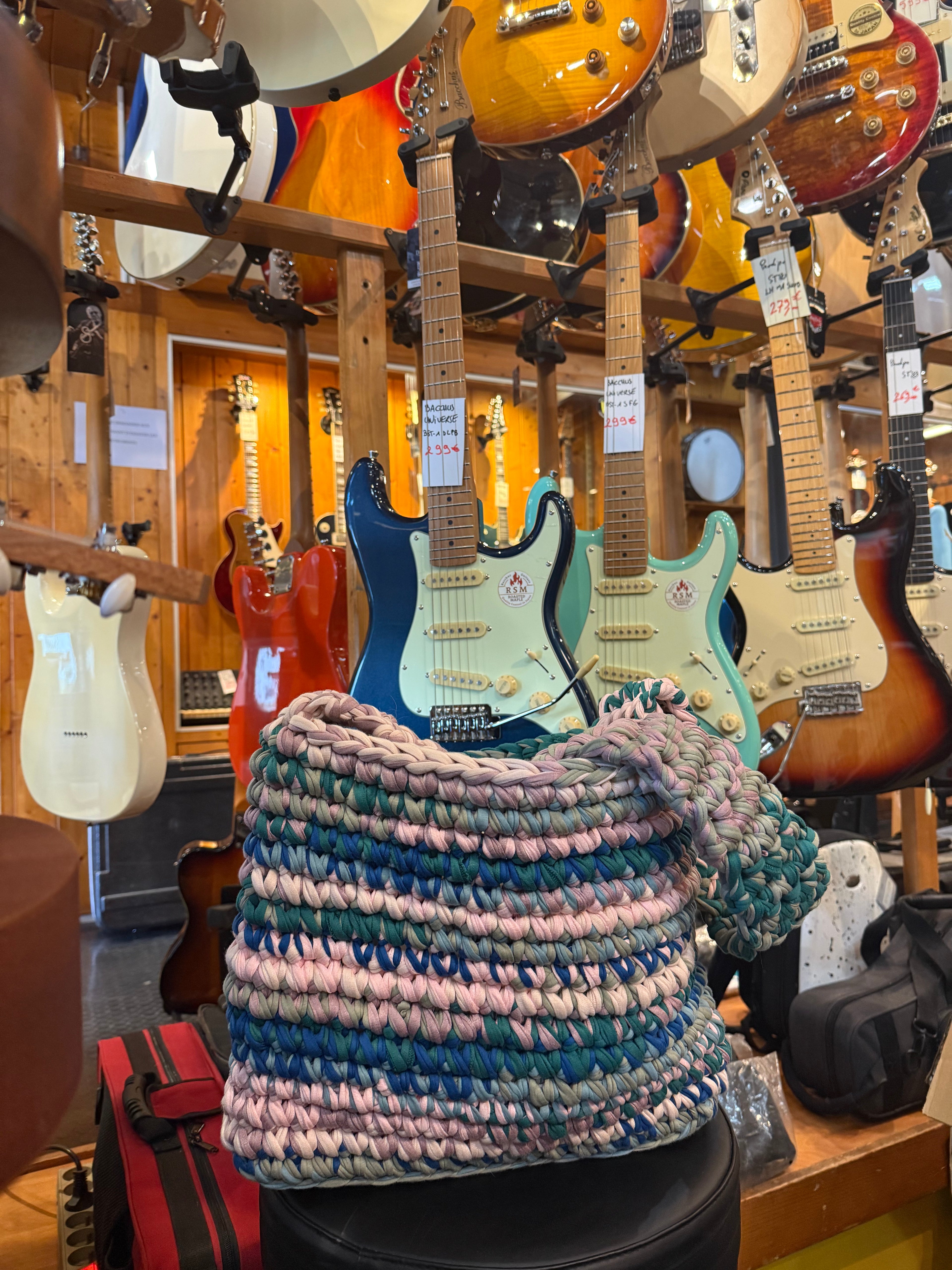 Sac cabas, tote bag, en crochet à rayures bleu, vert émeraude, rose poudré et vert sauge avec anses épaisses, fait main en coton recyclé