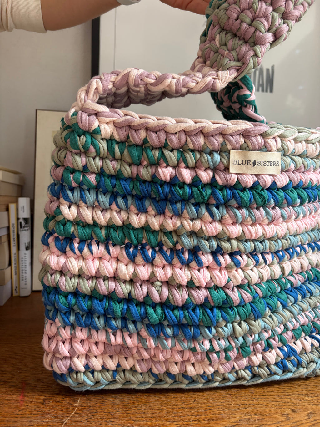Sac cabas, tote bag, en crochet à rayures bleu, vert émeraude, rose poudré et vert sauge avec anses épaisses, fait main en coton recyclé