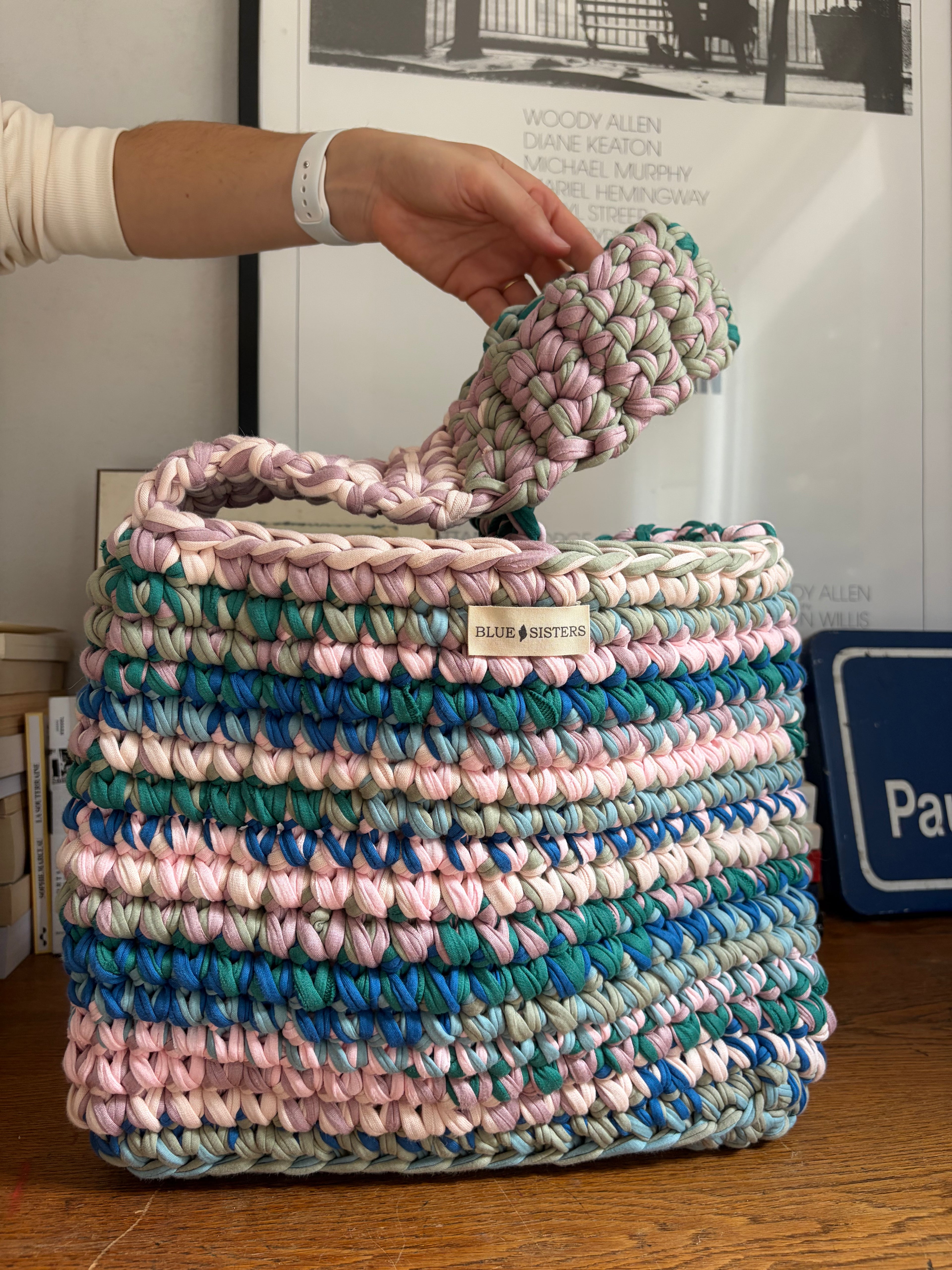 Sac cabas, tote bag, en crochet à rayures bleu, vert émeraude, rose poudré et vert sauge avec anses épaisses, fait main en coton recyclé