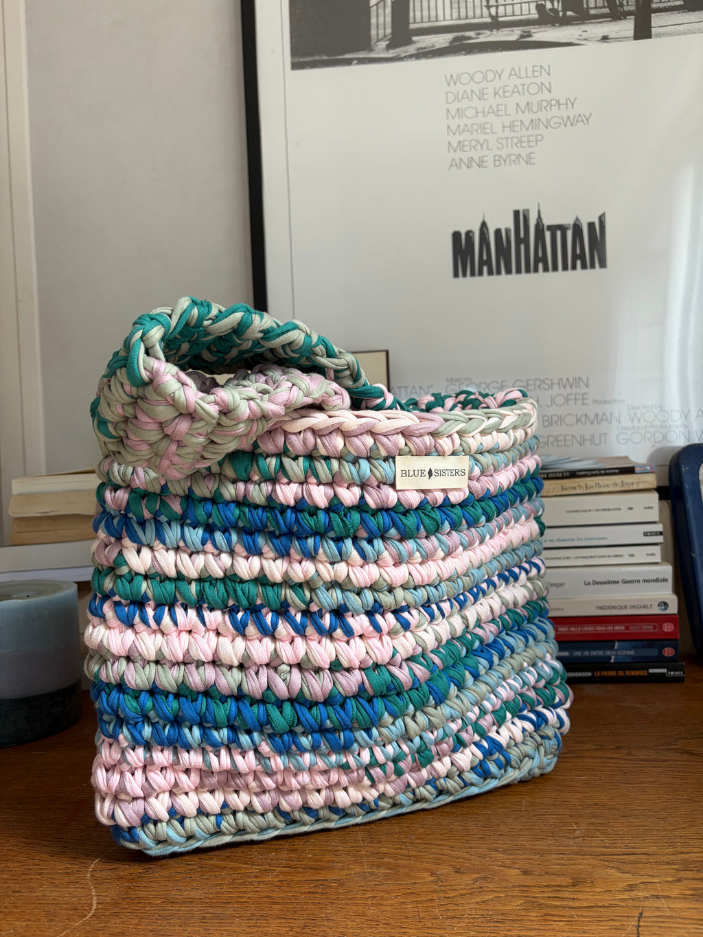 Sac cabas, tote bag, en crochet à rayures bleu, vert émeraude, rose poudré et vert sauge avec anses épaisses, fait main en coton recyclé