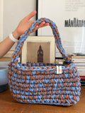 Petit sac épaule en crochet bleu denim et terracotta avec anse tressée, fait main en coton recyclé