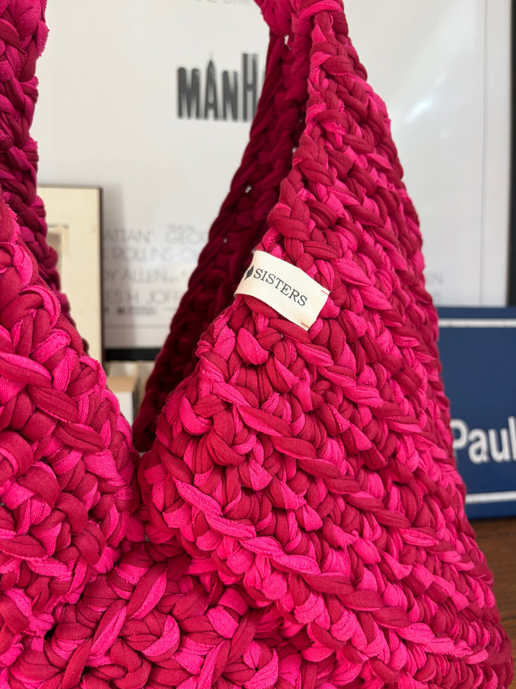 Grand sac hobo en crochet fuchsia et framboise, fait main en coton recyclé