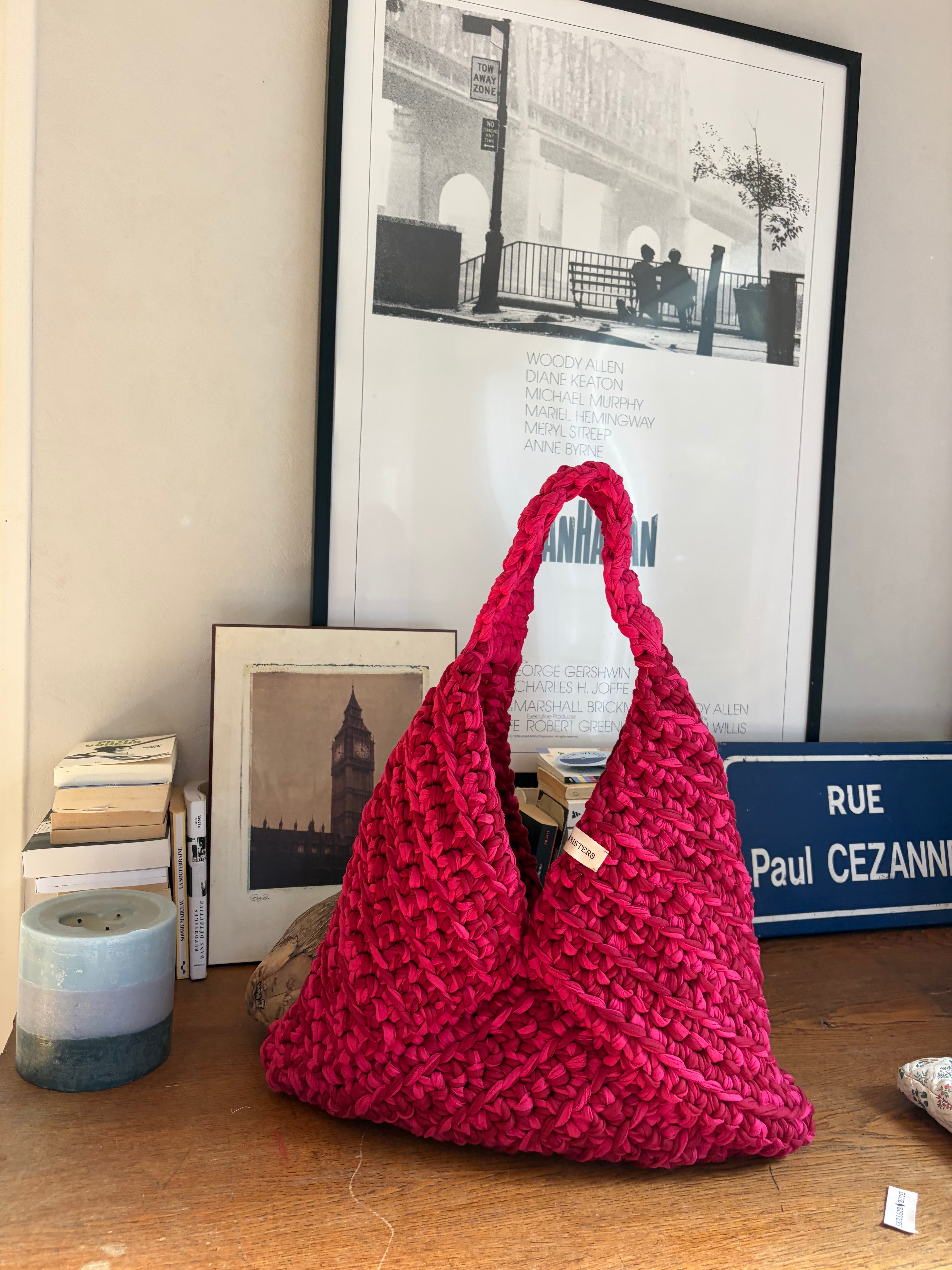 Grand sac hobo en crochet fuchsia et framboise, fait main en coton recyclé