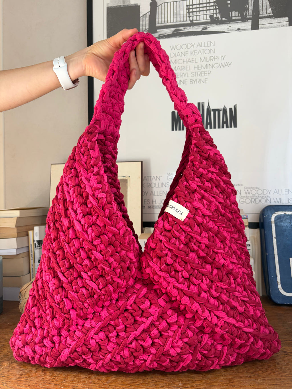 Grand sac hobo en crochet fuchsia et framboise, fait main en coton recyclé