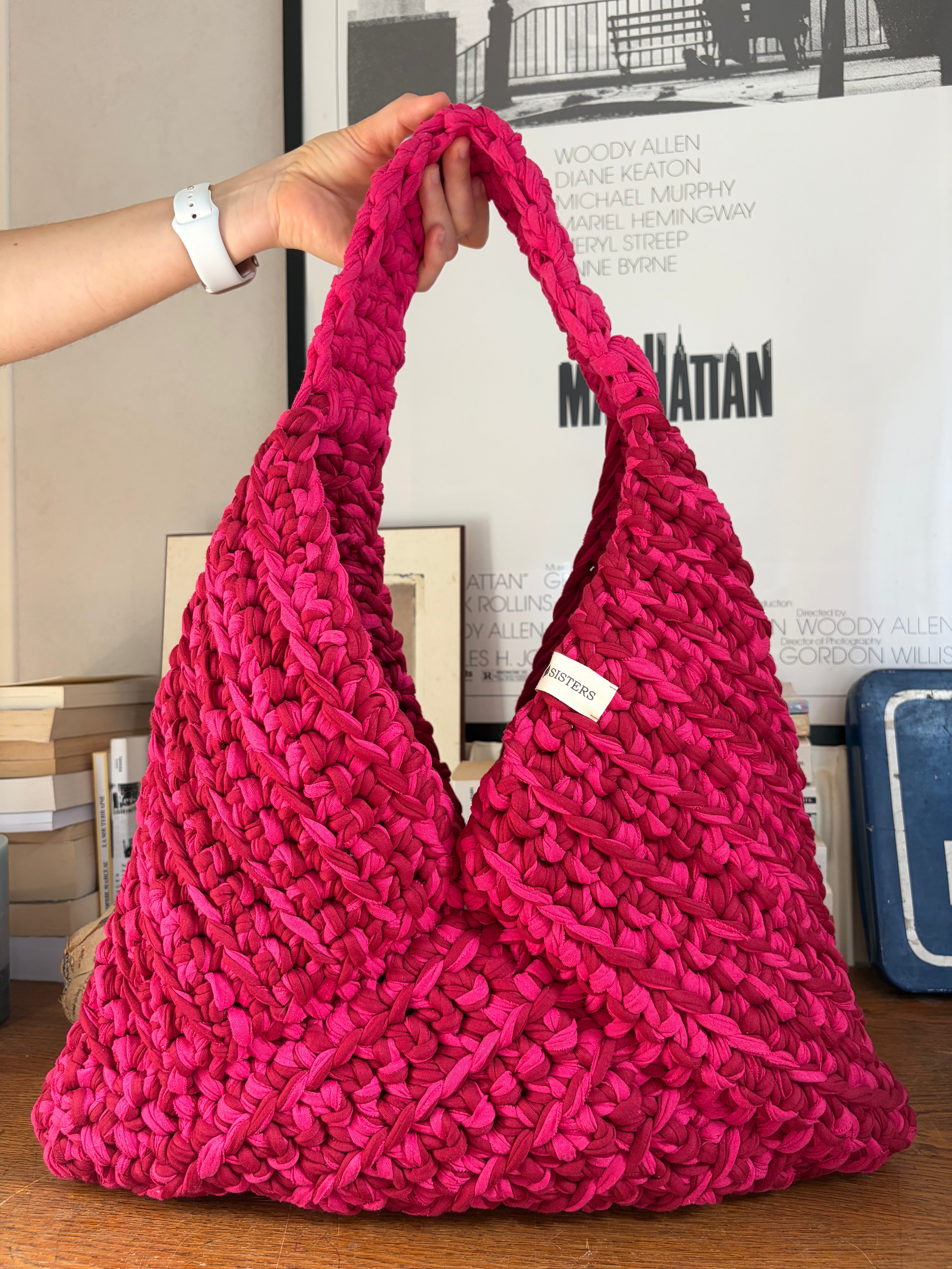 Grand sac hobo en crochet fuchsia et framboise, fait main en coton recyclé