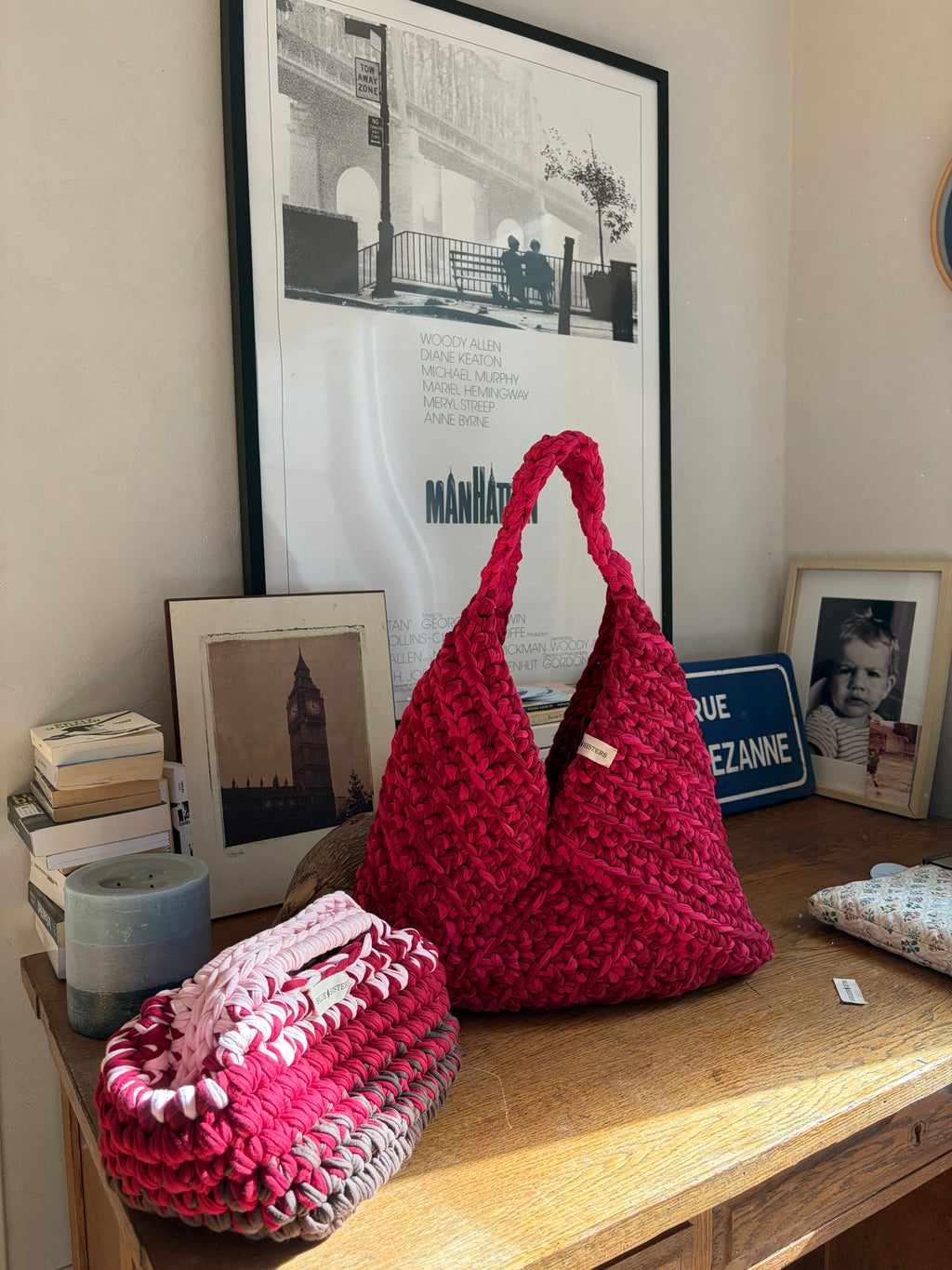 Grand sac hobo en crochet fuchsia et framboise, fait main en coton recyclé