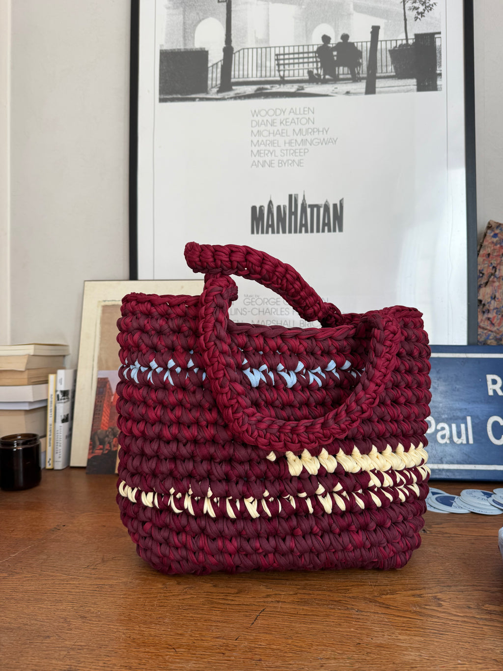 Sac cabas en crochet bordeaux, lie de vin, jaune et bleu pâle avec deux anses tressées, fait main en coton recyclé