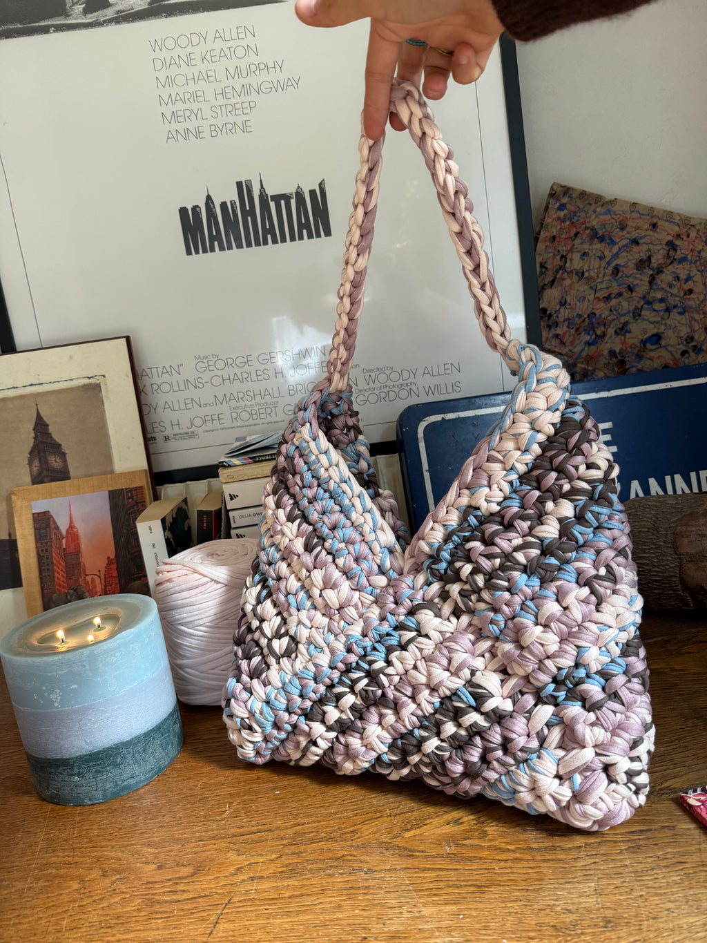 Mini sac hobo en crochet triangle bag rose pâle, mauve, chocolat et bleu ciel avec longue anse tressée, fait main en coton recyclé