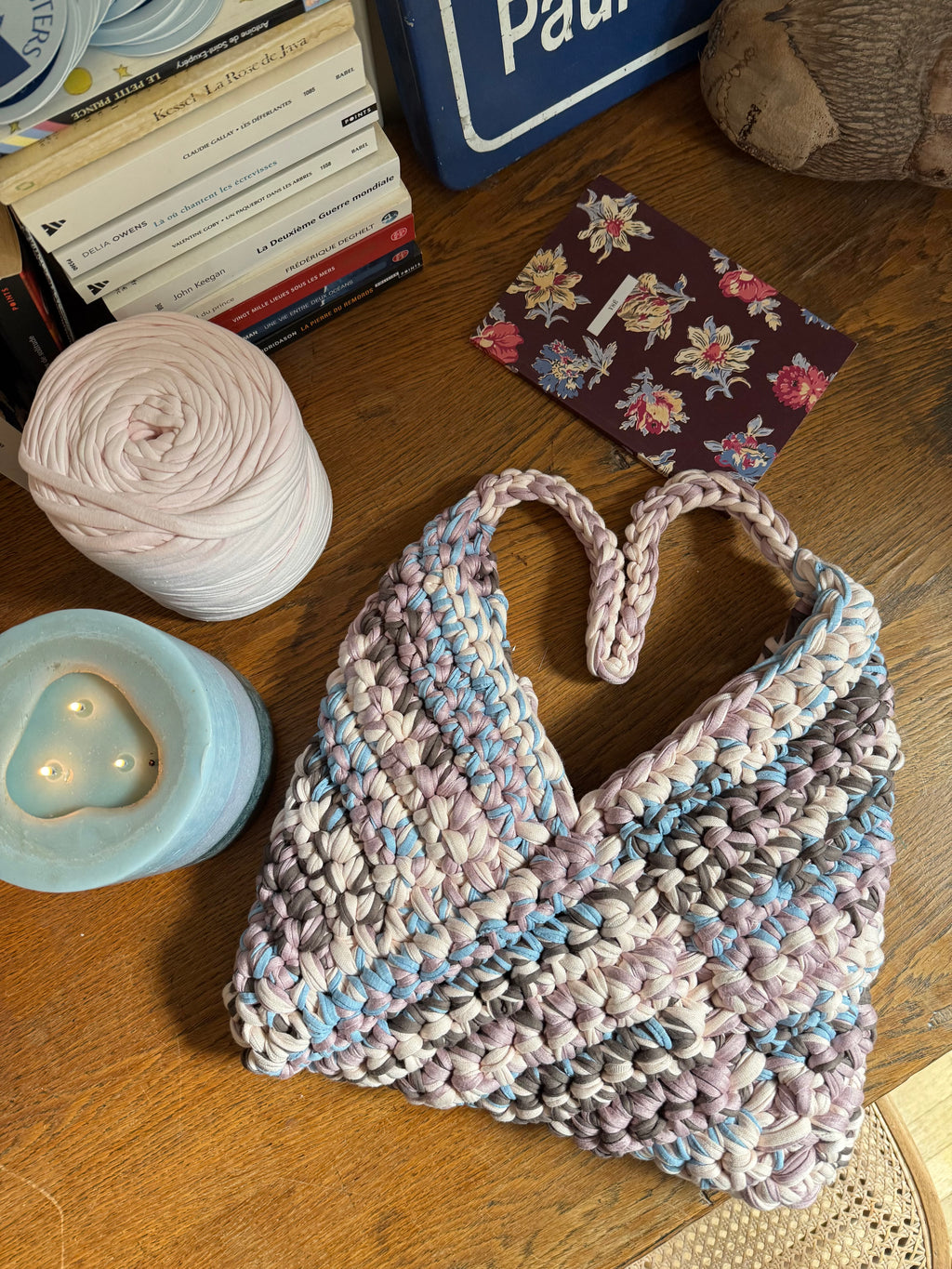 Mini sac hobo en crochet triangle bag rose pâle, mauve, chocolat et bleu ciel avec longue anse tressée, fait main en coton recyclé