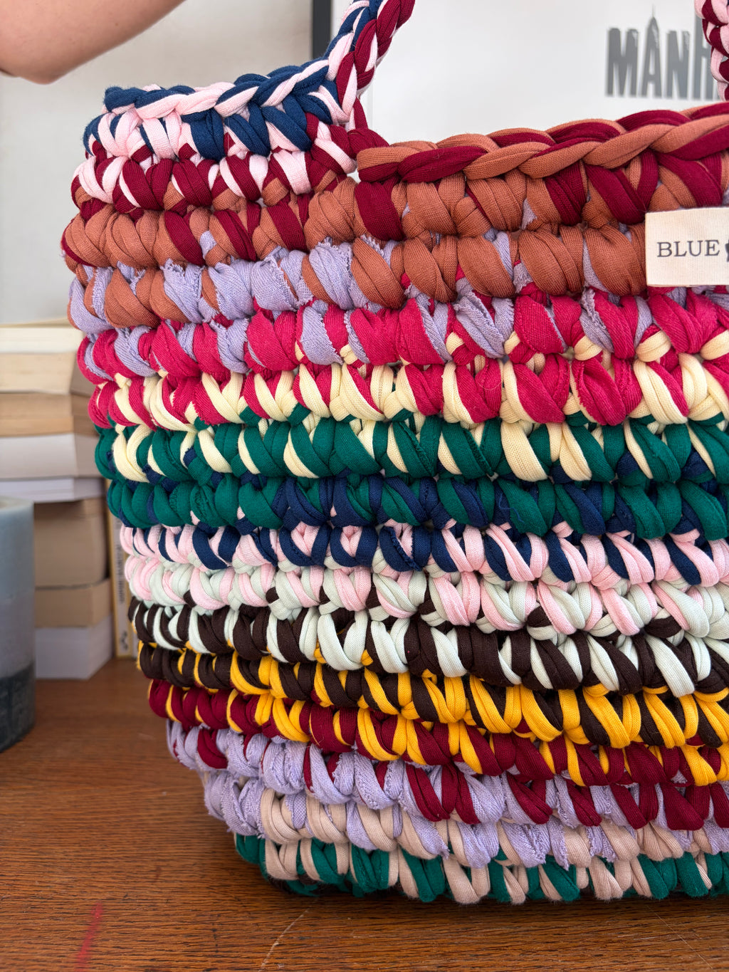 Grand sac cabas en crochet à rayures multicolores avec deux anses tressées, fait main en coton recyclé