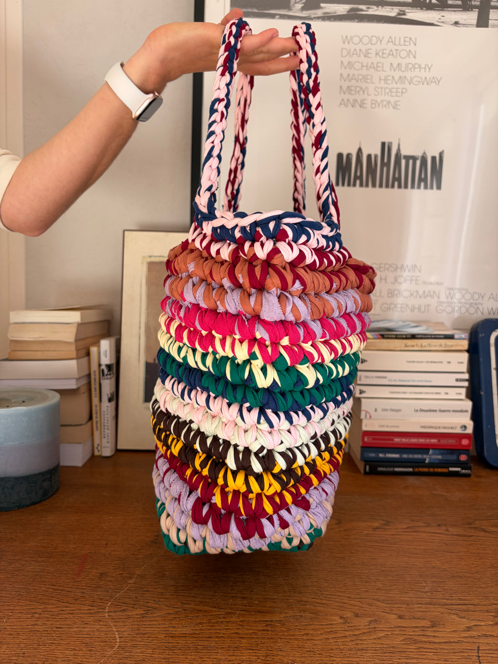 Grand sac cabas en crochet à rayures multicolores avec deux anses tressées, fait main en coton recyclé