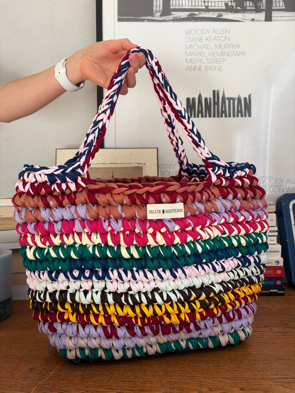 Grand sac cabas en crochet à rayures multicolores avec deux anses tressées, fait main en coton recyclé